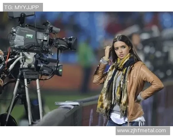 足球明星街拍女展现时尚魅力与运动风格的完美结合